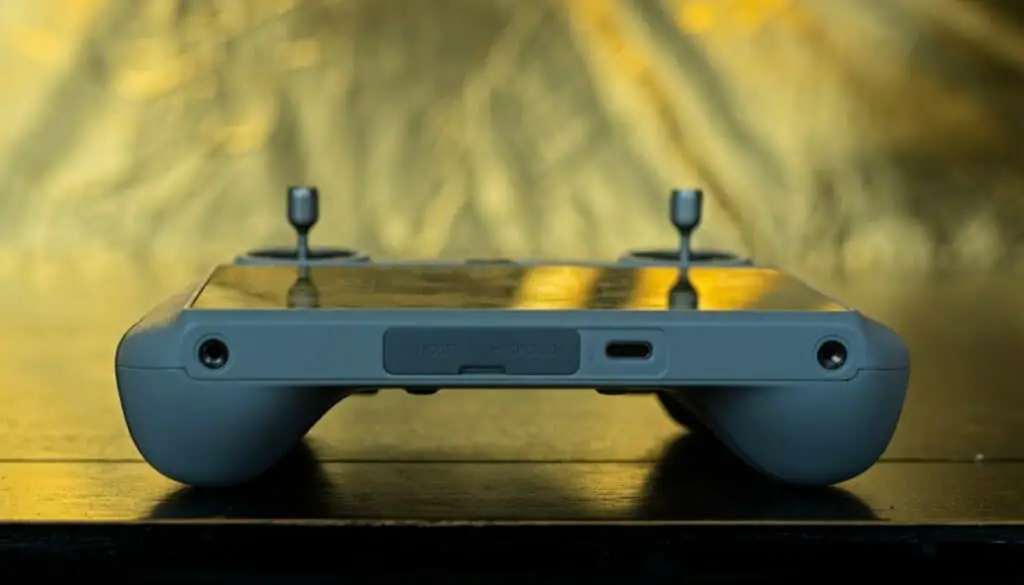 RC controller: the bottom side (photo by Vicvideopic)