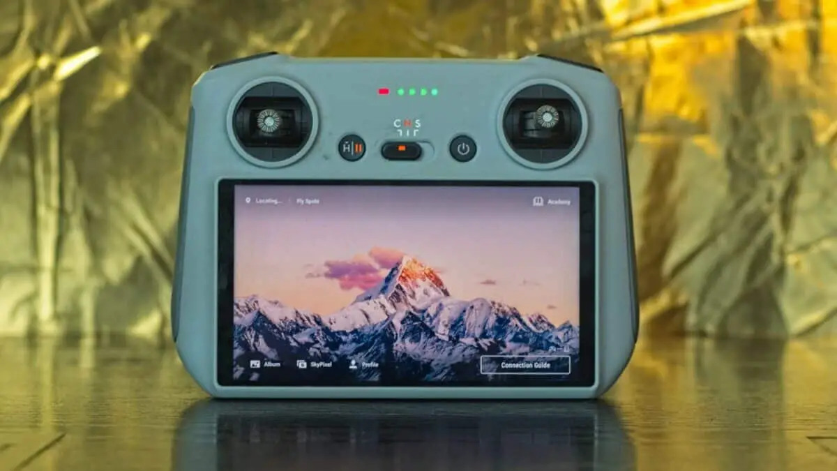 RC controller with built-in screen for Mini 3, Air 2s and Mavic 3 (photo by Vicvideopic)