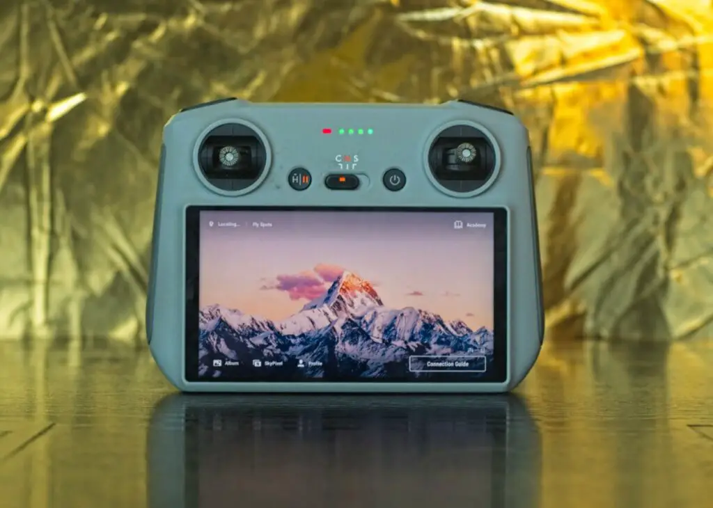 The RC controller with a built-in screen (photo by Vicvideopic)