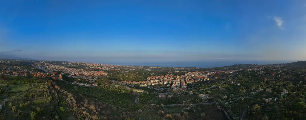 DJI Mini 4 Pro: 180° panorama of a village in East Sicily