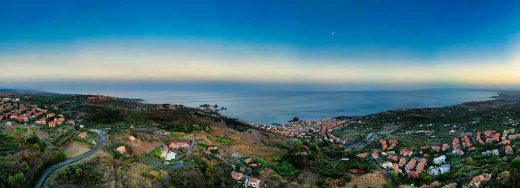 DJI Mini 4 Pro: 180° panorama of a seaside village in East Sicily