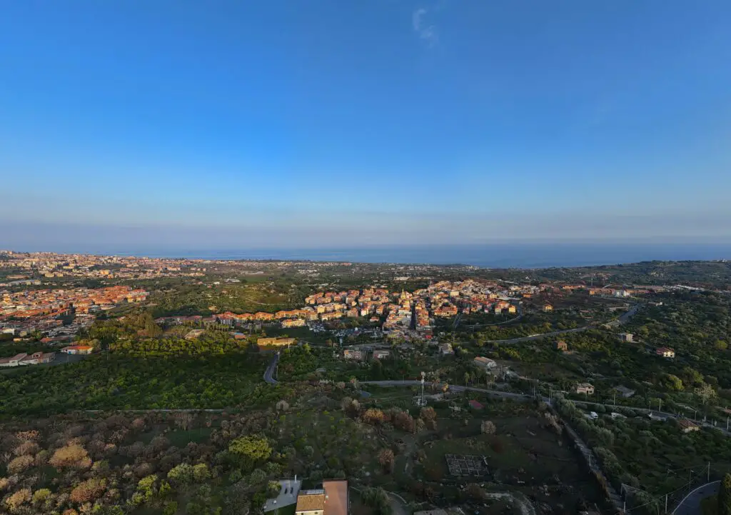 DJI Mini 4 Pro: Wide-angle panorama of a village in the East coast of Sicily