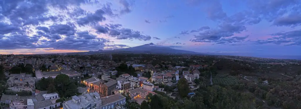 DJI Mini 4 Pro: 180° panorama of Mount Etna after sunset