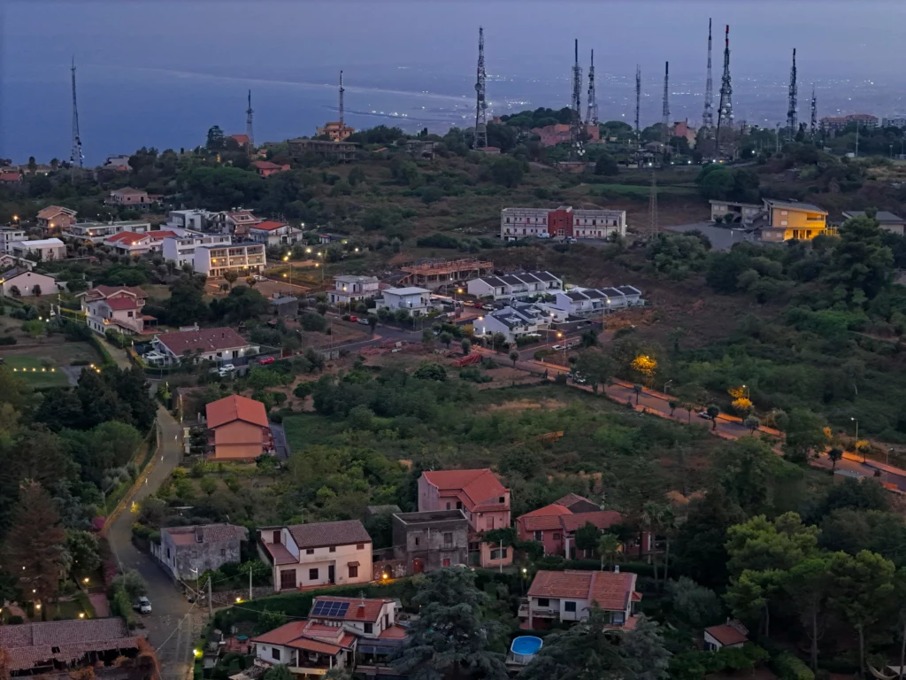 DJI Air 3: hill over the Gulf of Catania at night