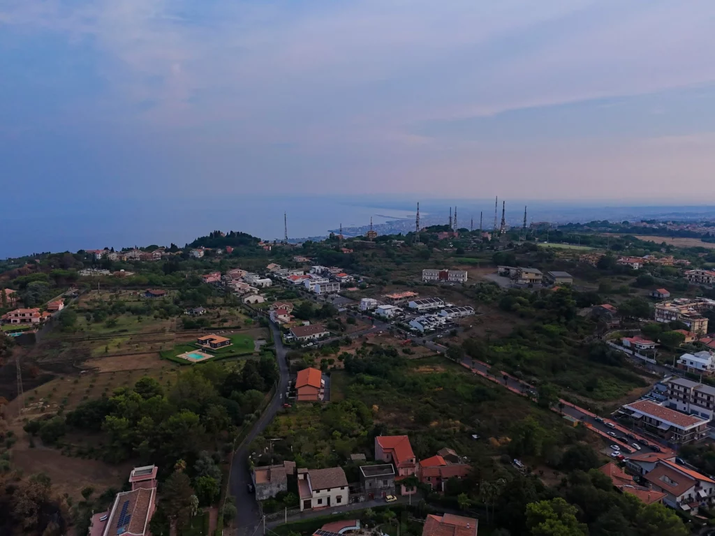DJI Air 3: Hill over the Gulf of Catania in Sicily