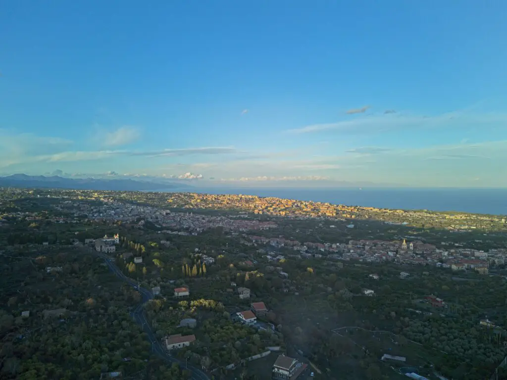 DJI Mini 4 Pro: Single 48MP image of the town of Acireale in Sicily