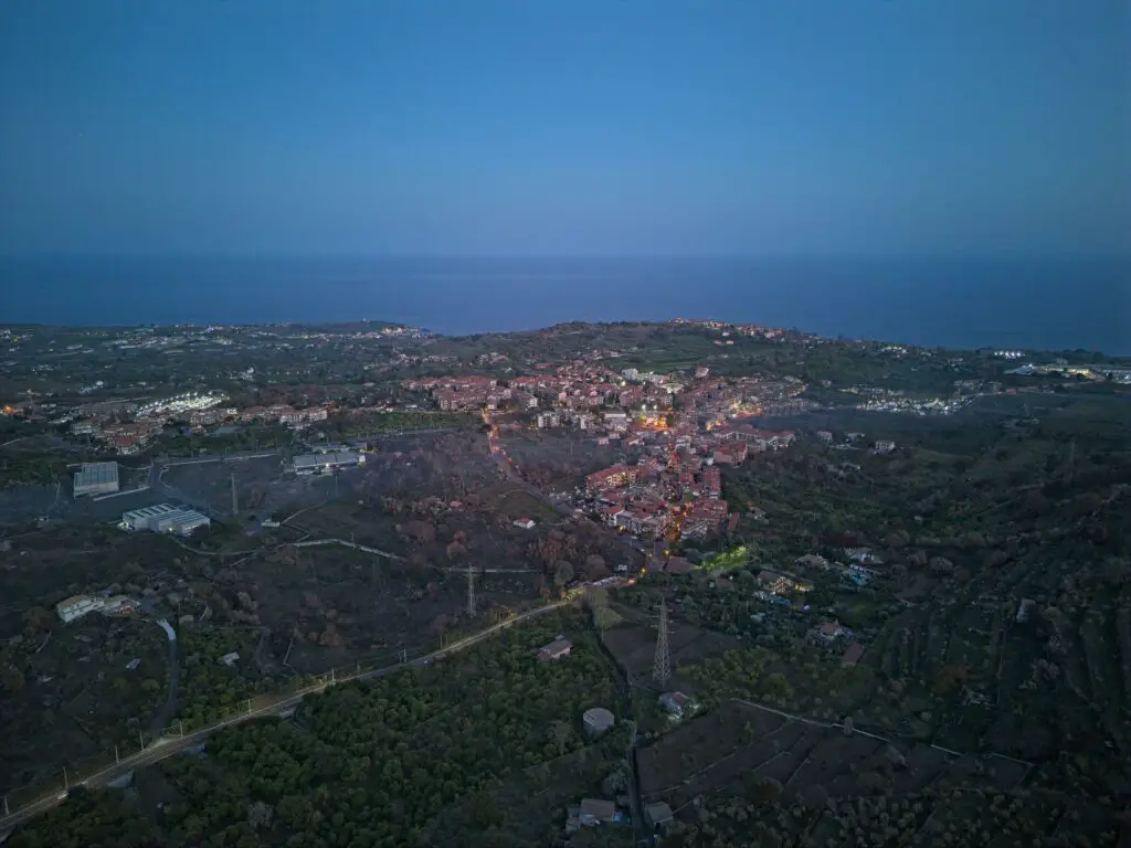 DJI Mini 4 Pro: 48MP image of a village bythe East coast of Sicily at night