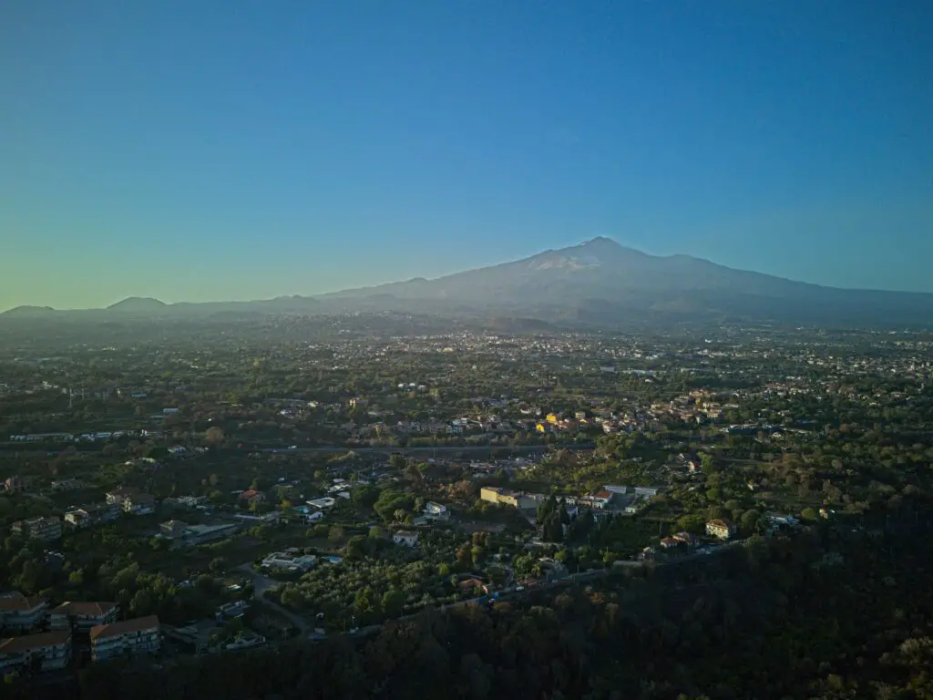 DJI Mini 4 Pro: 48MP image of Mount Etna with the sun at the edge of the frame