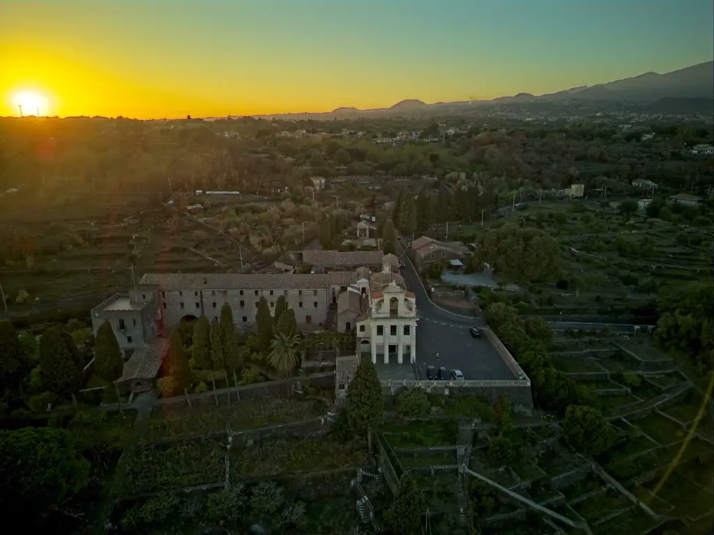 DJI Mini 4 Pro: Image merged to HDR of a monastery with the sun on the frame