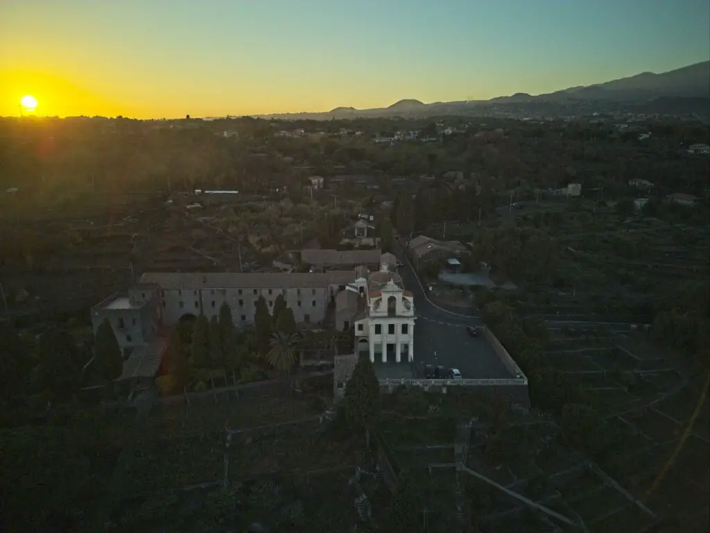 DJI Mini 4 Pro: Single image of a monastery with the sun on the frame