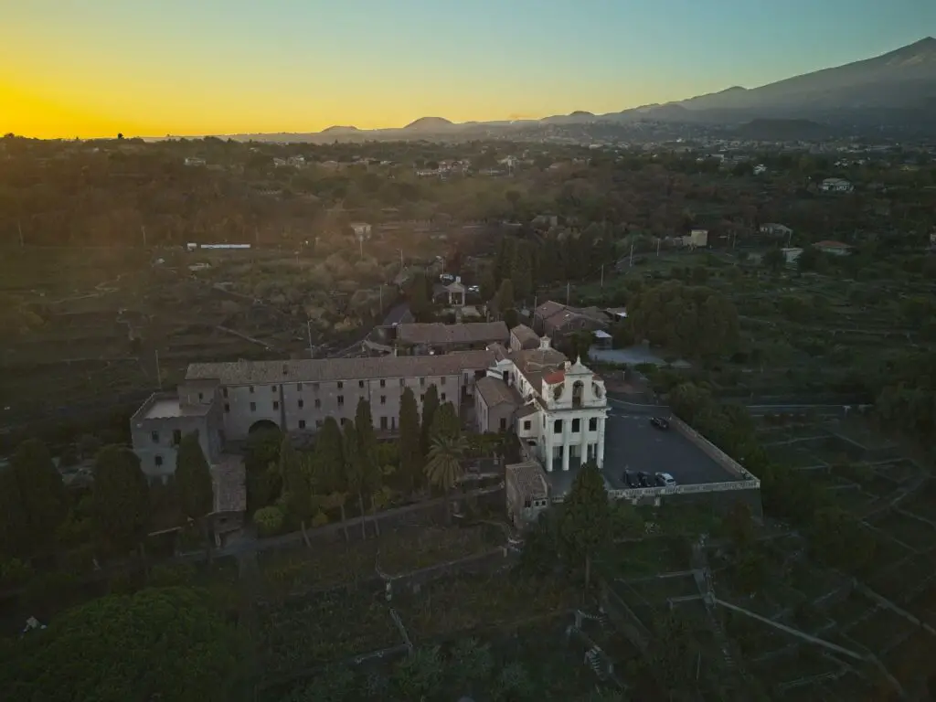 DJI Mini 4 Pro: Single image of a monastery with the sun at the edge of the frame